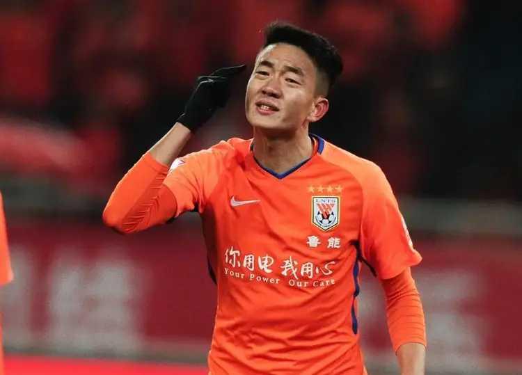 据媒体人李平康披露，前山东泰山后卫、前国脚戴琳借了某球迷7万元，长达两年不还。