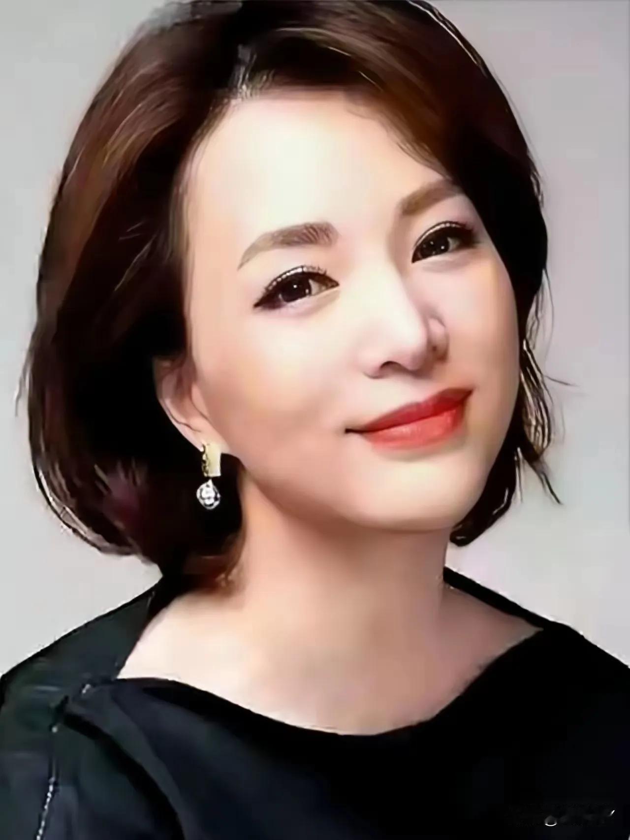 春晚办了四十多年，能真正镇住全场的女主持，大家心里其实就认那几位。倪萍的共