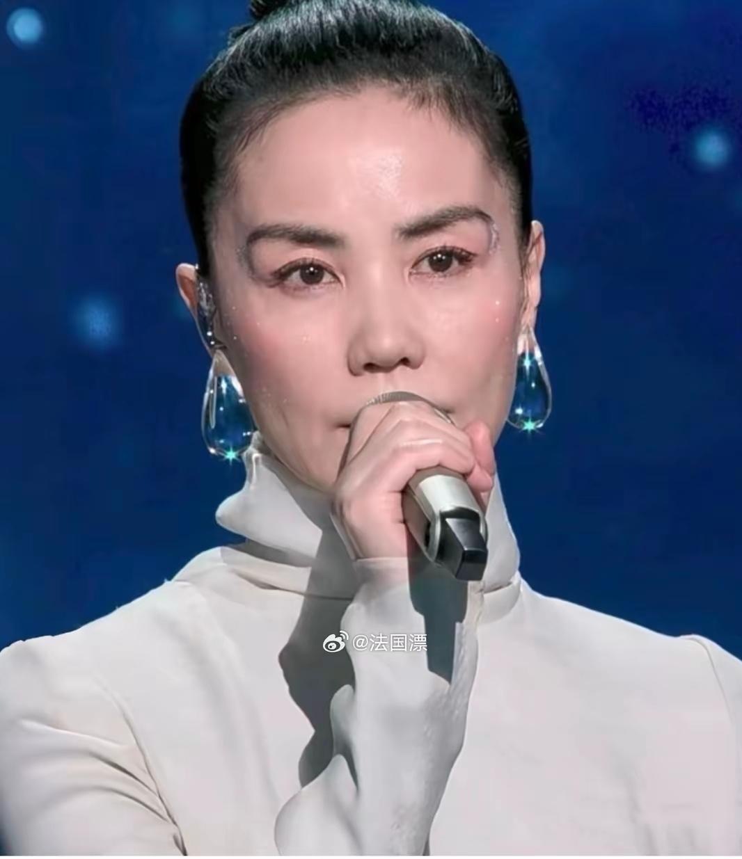 王菲凭一对括号眉再上热搜，反倒让不少人放下了容貌焦虑。