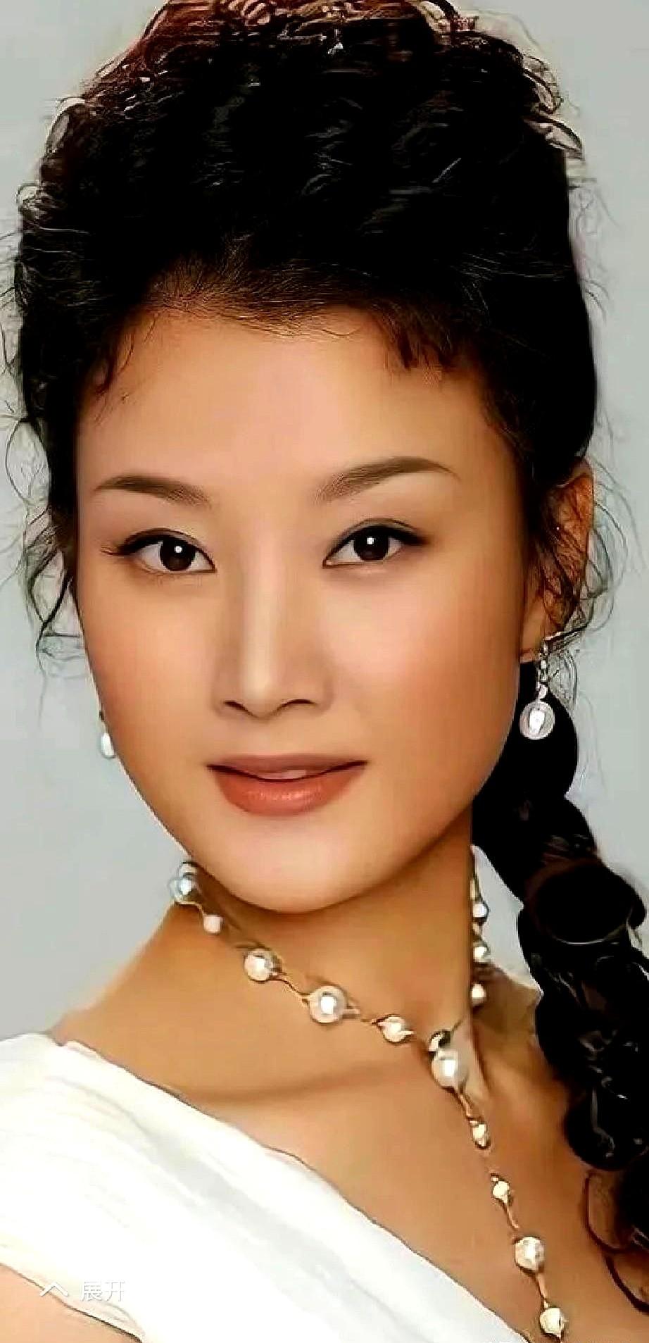 快六十岁的宋祖英最近露面了，状态确实让人眼前一亮。1990年她凭《小背篓》上