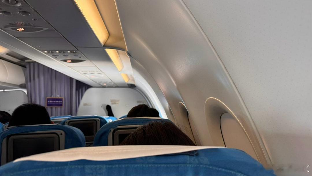 为何要这样坐飞机？这样坐第一排会舒服点？脚都快上天了