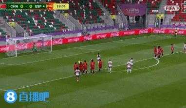 第18分钟，U20女足还是失球了，黄嘉欣被动手球被判点球，回放显示，她其实是为了