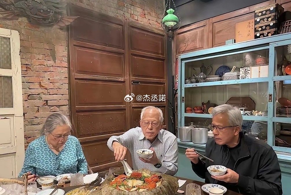 顶级芯片创始人，千亿资产大佬黄仁勋，回到老家也吃这种、太低调了吧​