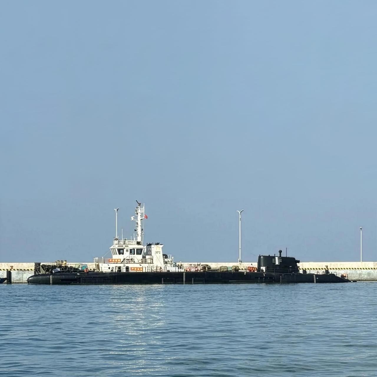 东大神秘潜艇舰艇混合体被发现，三体船型（可能是无人）武库舰揭开神秘面纱。一张广泛