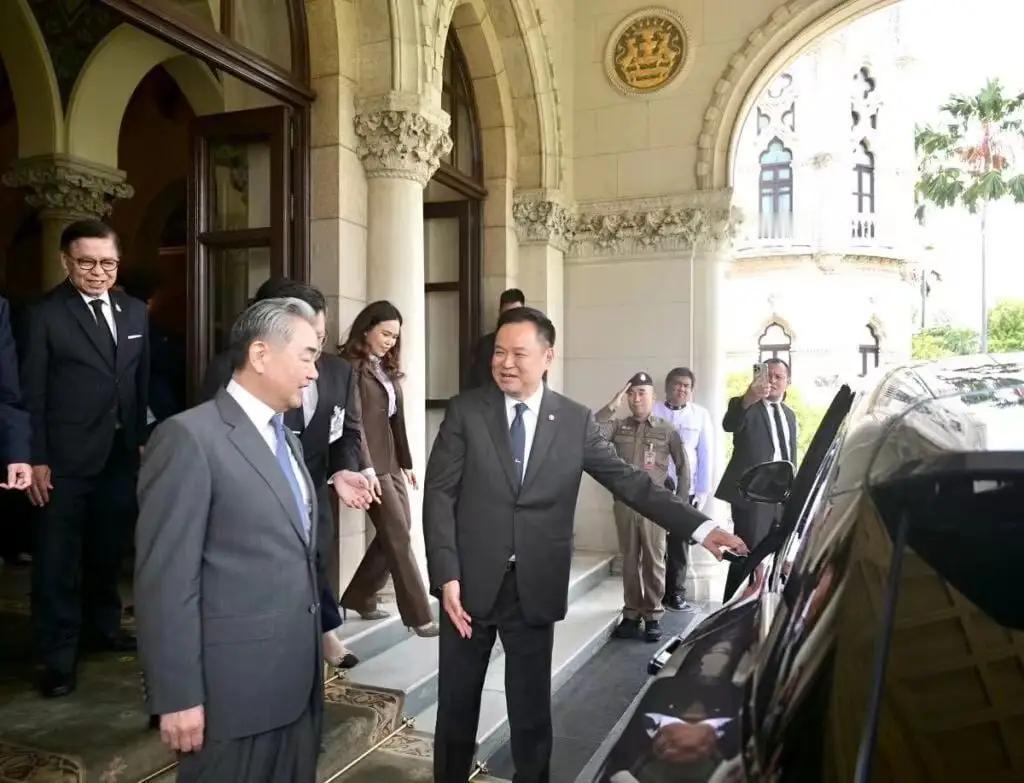 中泰高层外事会晤现场迎来重磅高光时刻，泰国总理亲自邀请中国外交部长王毅，乘坐比亚