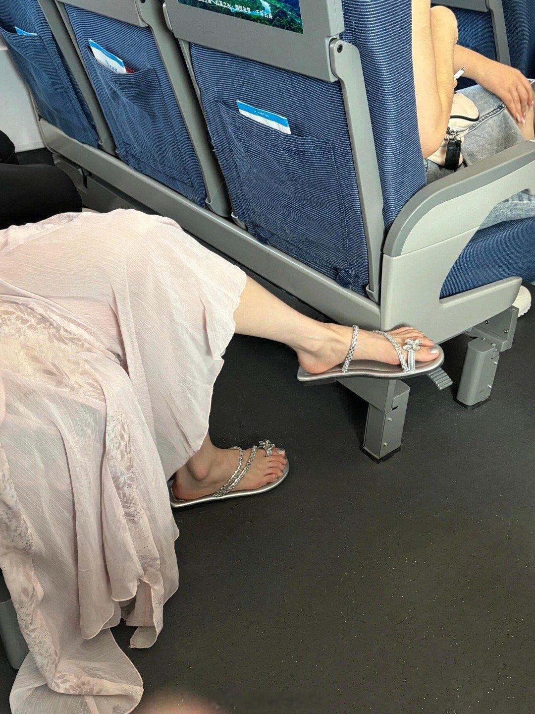 我靠我靠！高铁上看见的！啊啊啊啊啊家人们谁懂啊！高铁上旁边坐了个美女姐姐的心情！