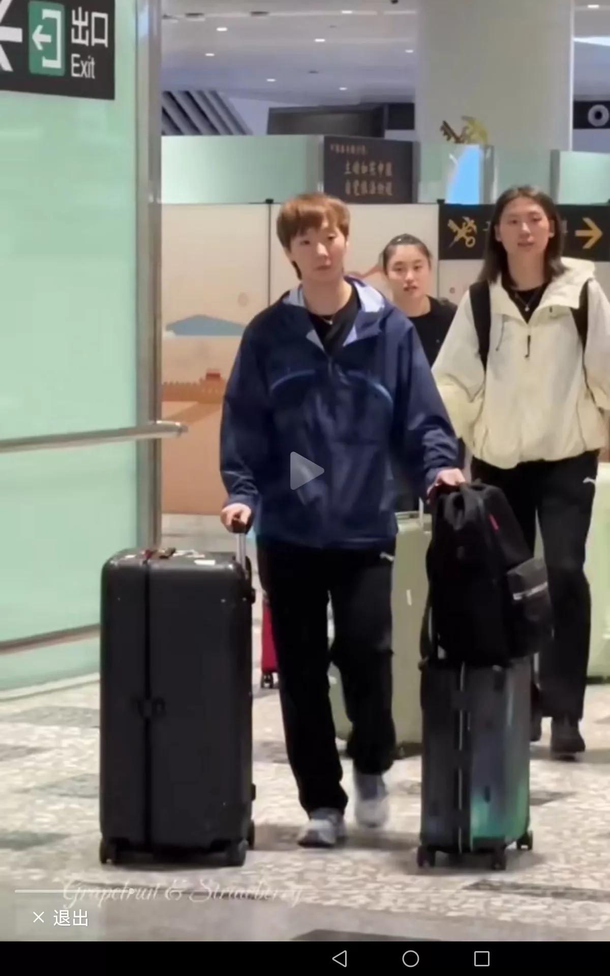 曼昱姐又带着她的两个“亿”的妹妹出来炸街了，看这身材、这大高个，真是太迷人了。
