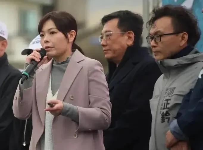 外传民进党支持的罢免已被停职的新竹市长高虹安和新竹市国民党立委郑正钤的二阶连署各
