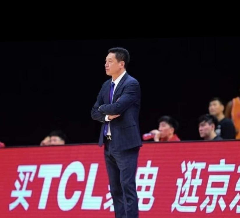 李春江复出在即！广东、上海、均有意其助力新赛季。据辽宁媒体人爆料;李春江已拒
