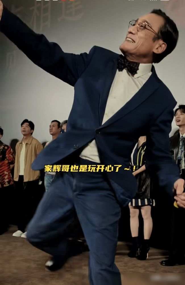 梁家辉跟朱一龙说明天不会再见到你了，杀青了，转身就走。结果朱一龙回了一句明天我去看您。第二天，真去了