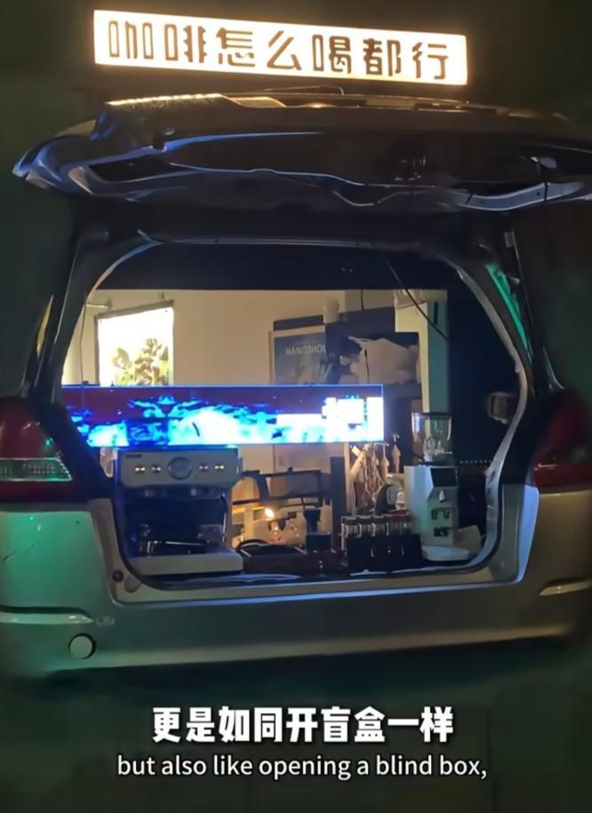 丰田一位车主将车糊在了墙上，开起了咖啡店。这是一辆本田奥德赛，估计时间已经挺长