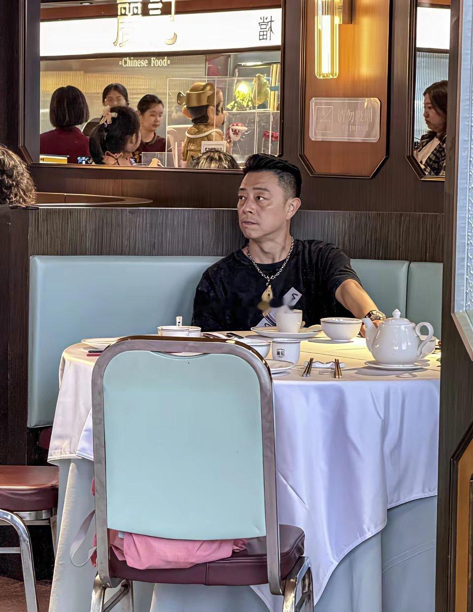 太尴尬了😂谁能告诉我这个男明星是谁？？