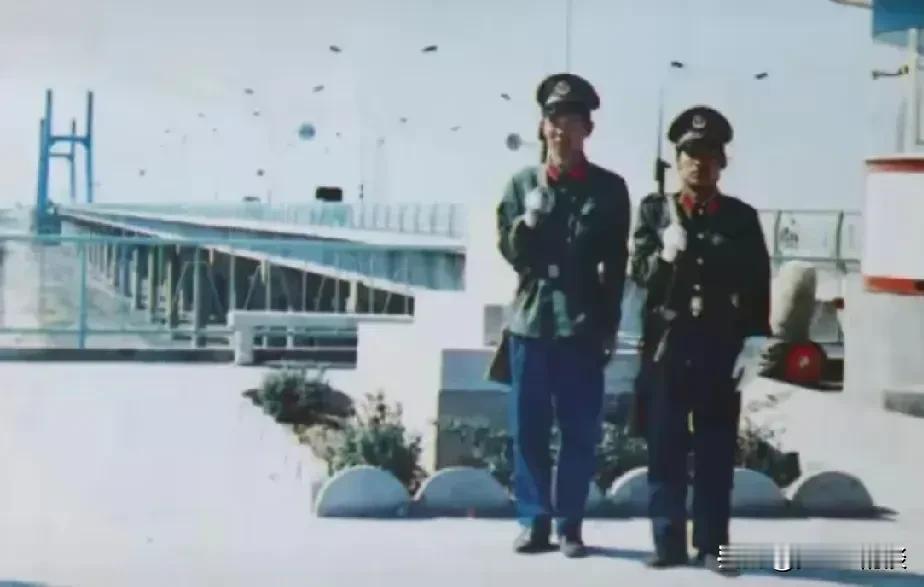 这个是武警早期制服吗？偶尔看到一张网络图片，两名肩背56式半自动步枪的着装人员在