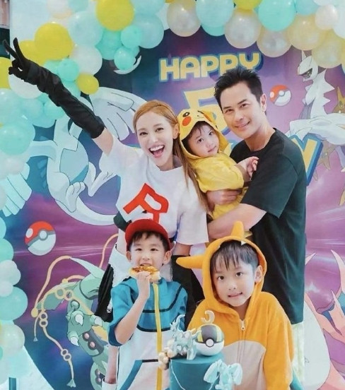 郑嘉颖和老婆陈凯琳为5岁二儿子庆祝生日，三个儿子都在场，非常的热闹！父母的基因出