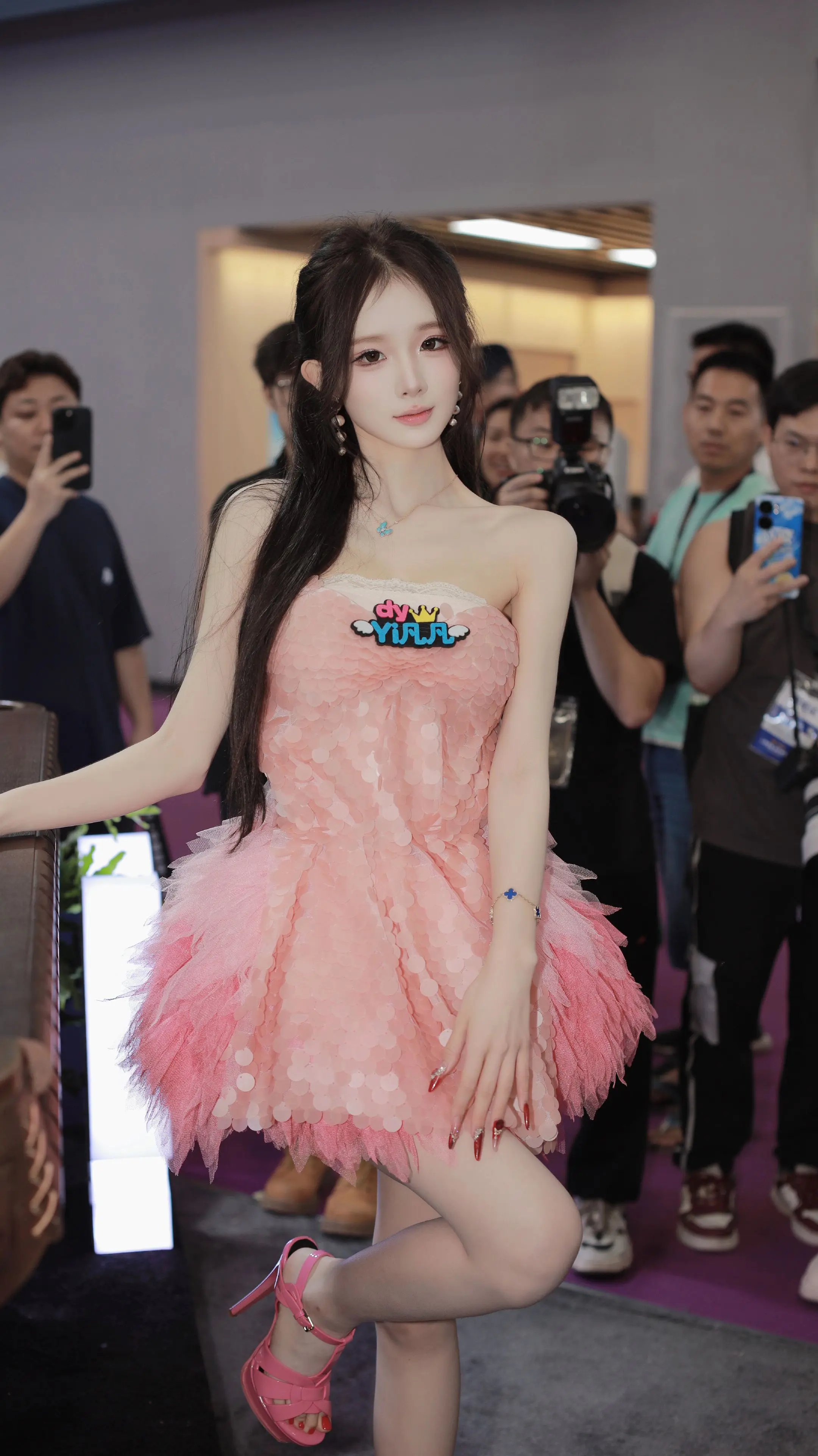 美女台球 甜美暴击现场 车展车模 美女车模 大长腿