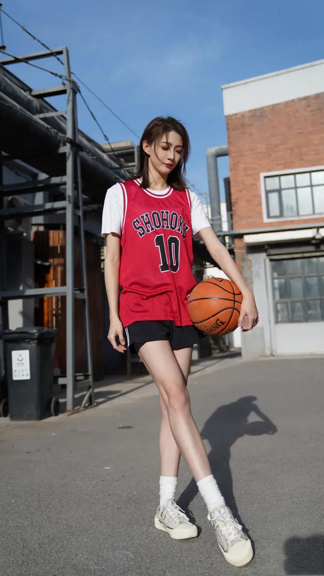 央视新生代主持人宋雪莹（别名雪儿）如暖阳般鲜活，气质优雅，美貌与口才并存，才华横