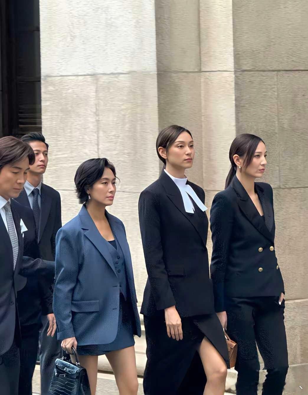 老天是公平的，给了你盛世美颜，就不可能再给大长腿了。