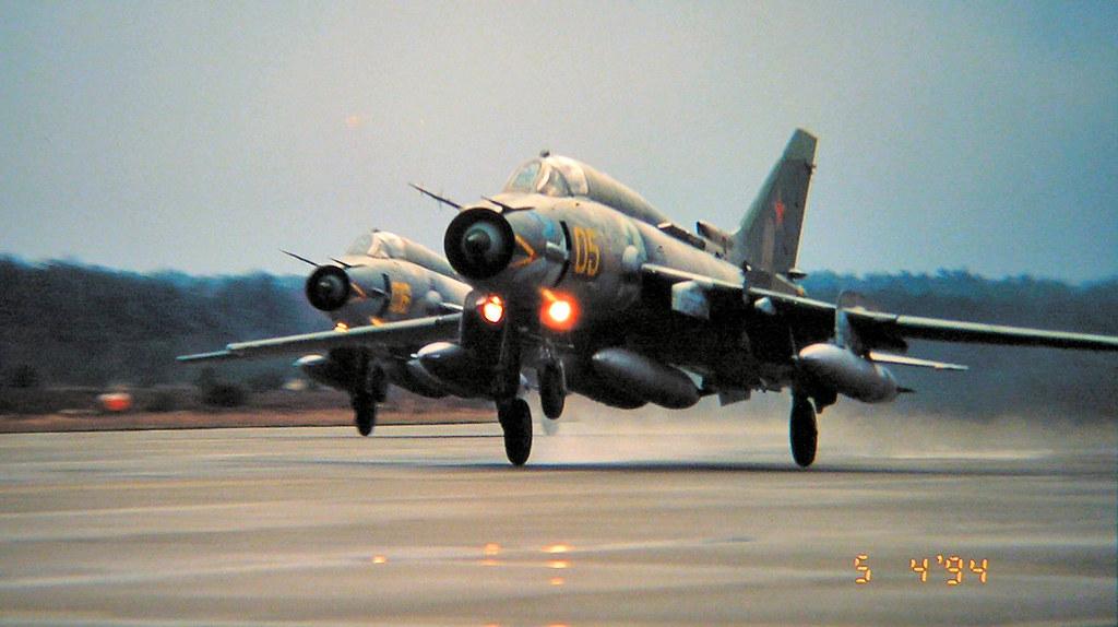 【航空摄影】冷战后期，铁幕驻德苏22变后掠翼战斗轰炸机