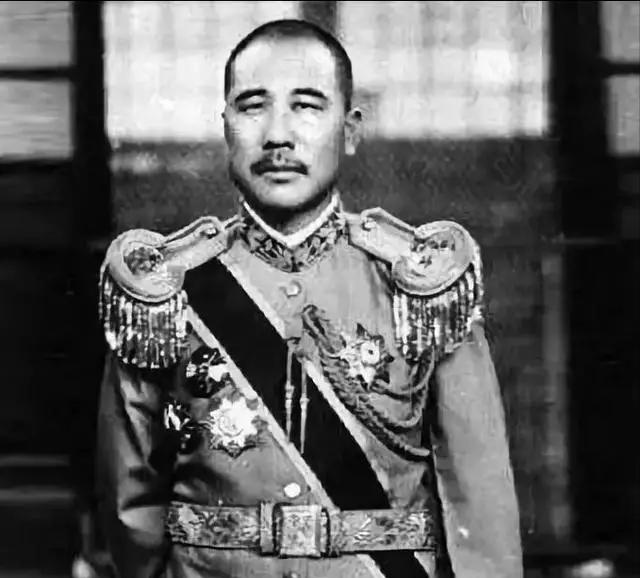 1923年，张宗昌小妾生病，请来名医施今墨。施今墨刚要写药方，却突然停下。张宗昌