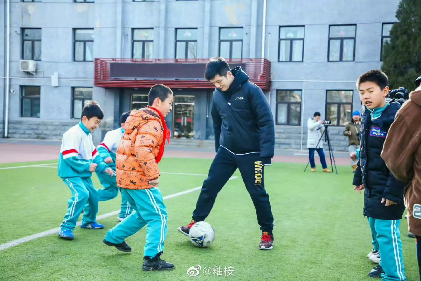 樊振东永远佩服东哥的格局👍ULSUM安踏活动采访樊振东问道：Q：为什么喜欢