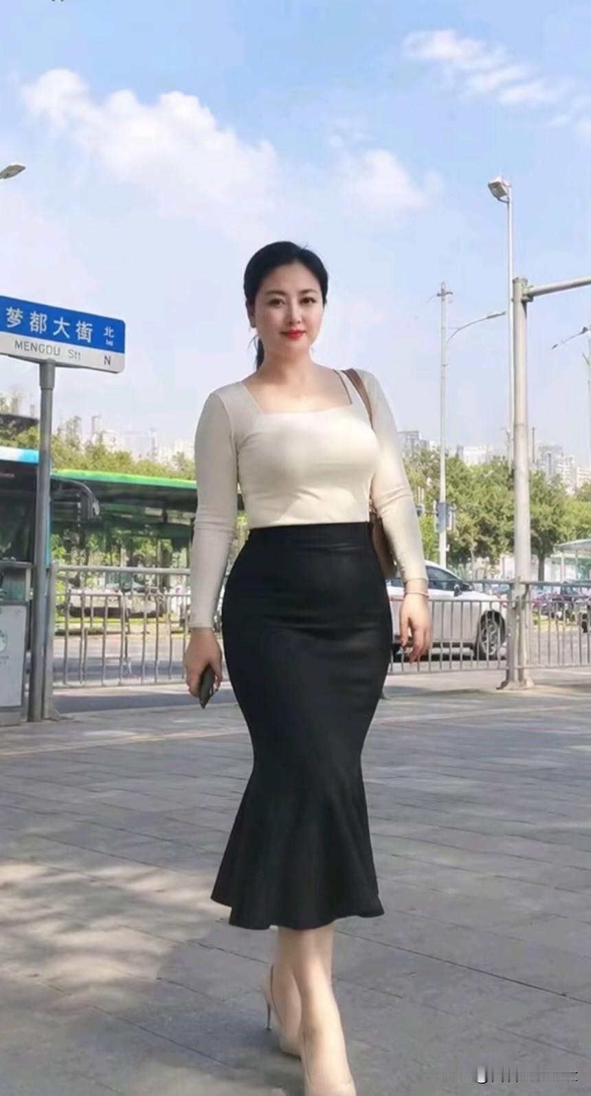 鹧鸪天·都市芳行浅素罗衣步市尘，鱼尾裙曳见风神。眉含温婉凝清韵，目带光华