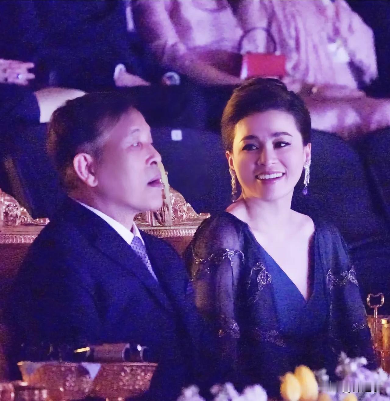 这两年苏提达很多照片都是被裁剪过的，因为角度和广度比较奇怪。感觉是为了让某些