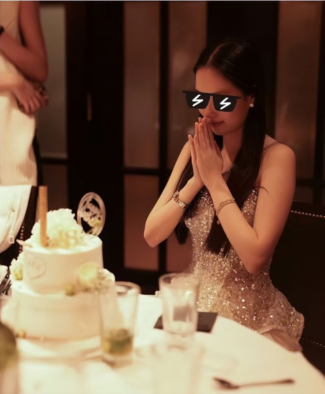 高晓松前妻夕又米在个人社交平台发文为大女儿Zoe庆祝18岁生日。