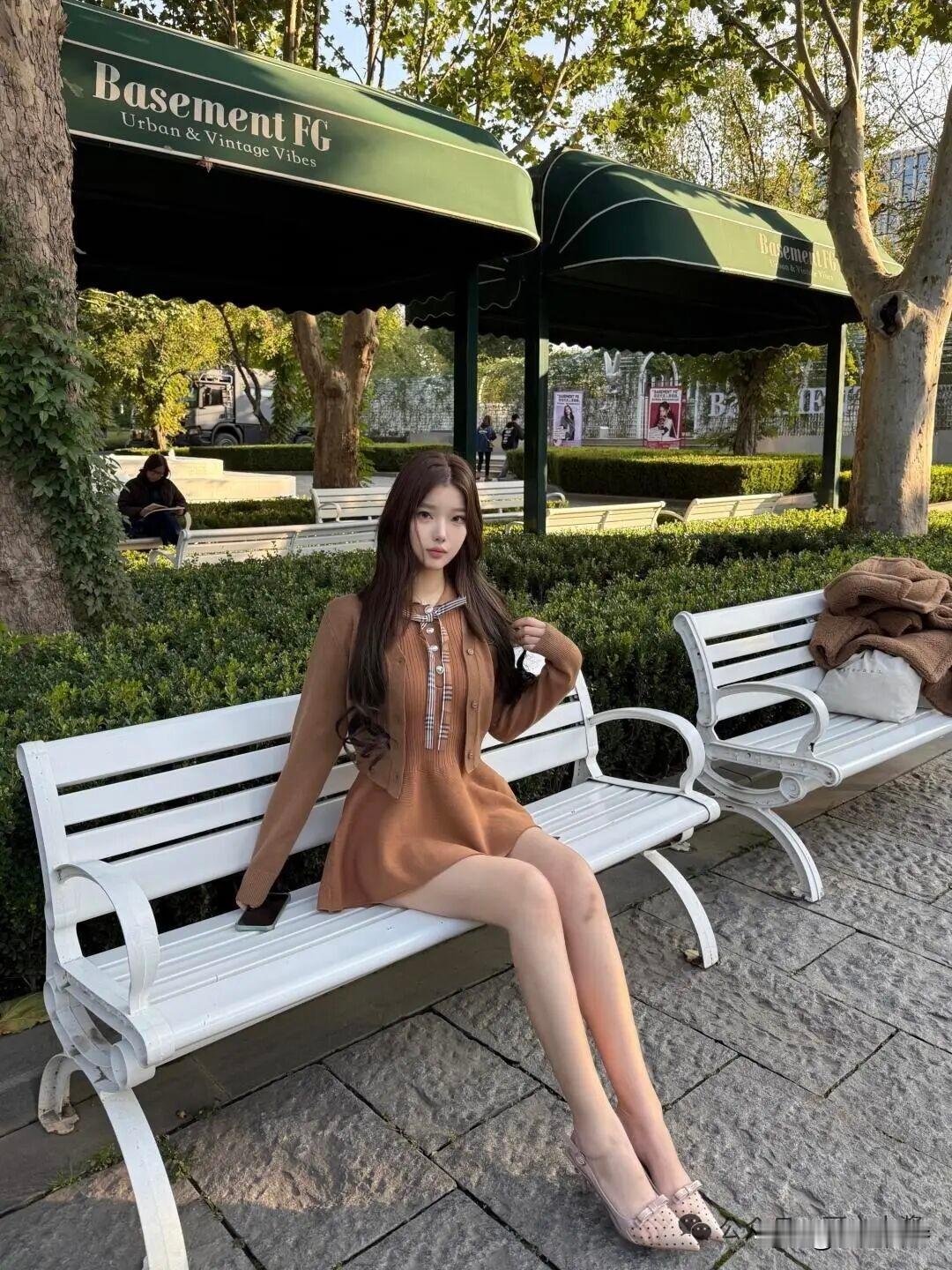 秋日午后，公园长椅上的优雅时光！