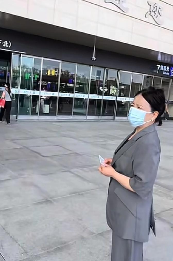 脑回路有点大，竞然有人在柴桑大姐直播间，问柴桑大姐算老几，你说她算老几？太高