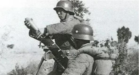 1945年，在山上休息的迫击炮手陈宝柳，忽然发现30多个日军和几个女人，正在不远