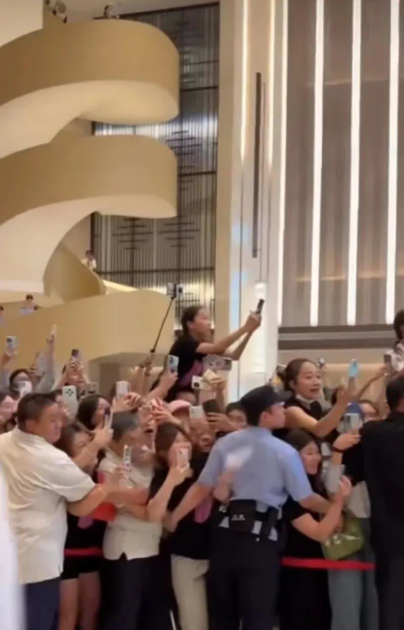 不是都退坑了吗？万万没想到，等了一天，哥今天露俩大胳膊拽帅拽帅的来了