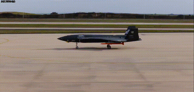 最大射程超过100公里。土耳其“红苹果”无人机搭载GÖKDOĞAN空空导弹进行飞