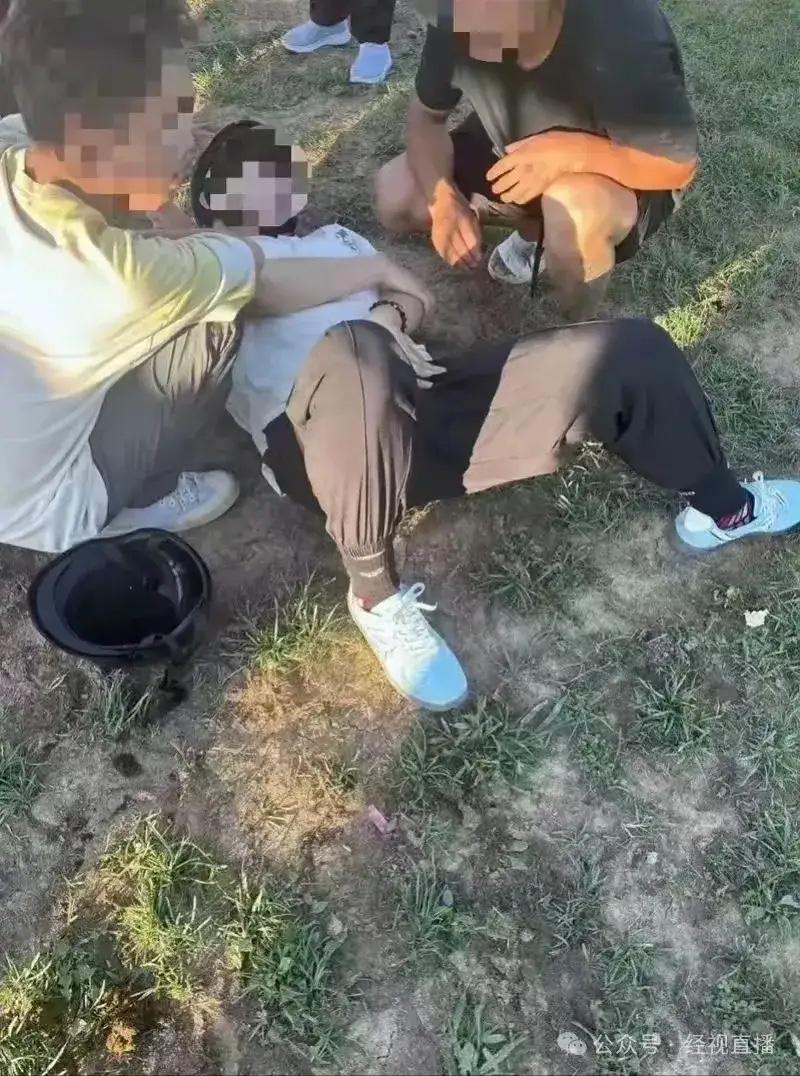7月中旬，吉林白山，一男子去马场骑马，他走到马屁股后准备上马时，马突然扬起后蹄