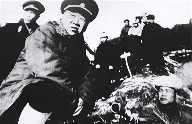 1946年，解放军为投诚的2000土匪设宴接风。席间，匪首脱下大衣，顺手挂到墙上