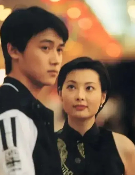 1997年，赵宝刚准备拍《永不瞑目》，看了张海报认准了陆毅做自己的男主，专门联系