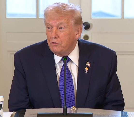 快报！快报！特朗普私宅再次有陌生人擅自闯入。当地时间2月22日1时30分，有一