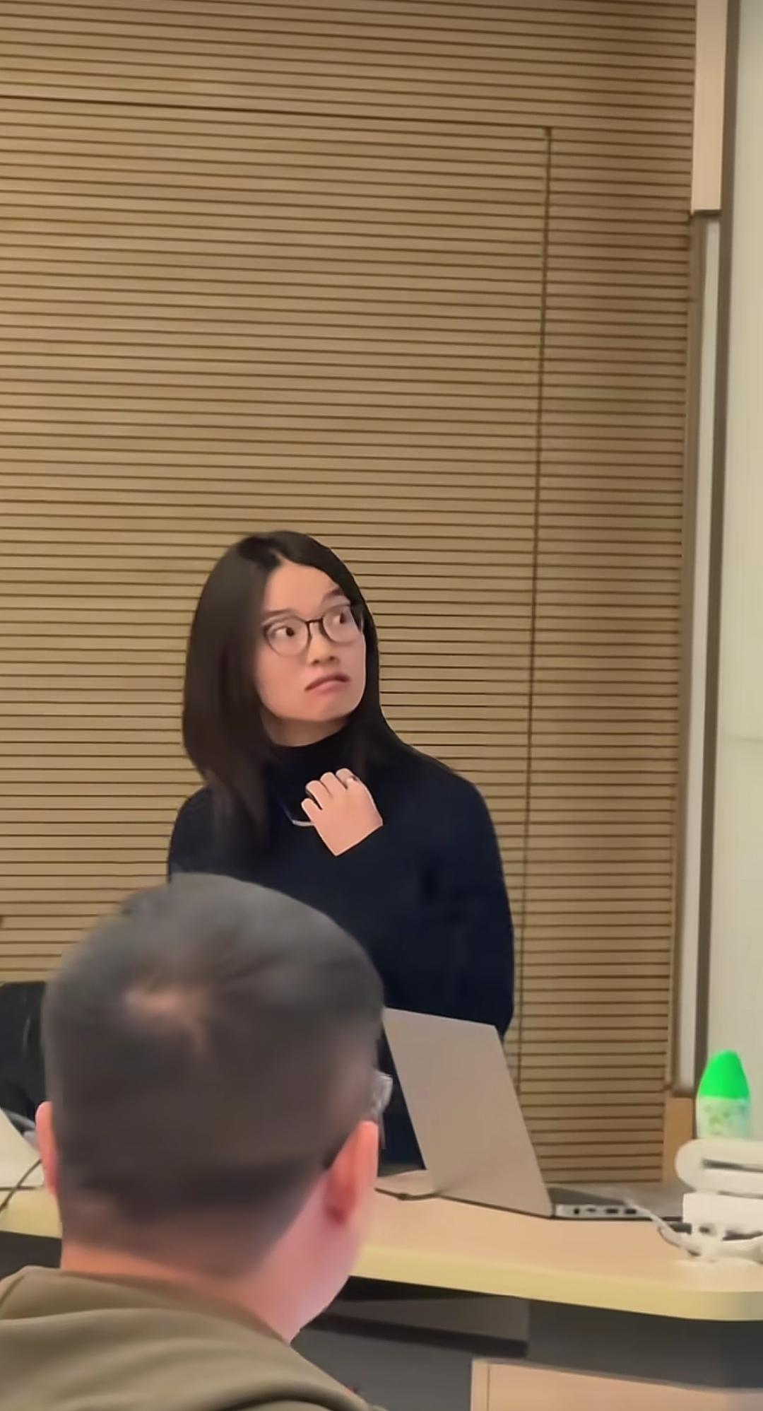 12月，91年出生的数学家王虹现身香港大学进行讲座，现场座无虚席，课堂间隙，有老