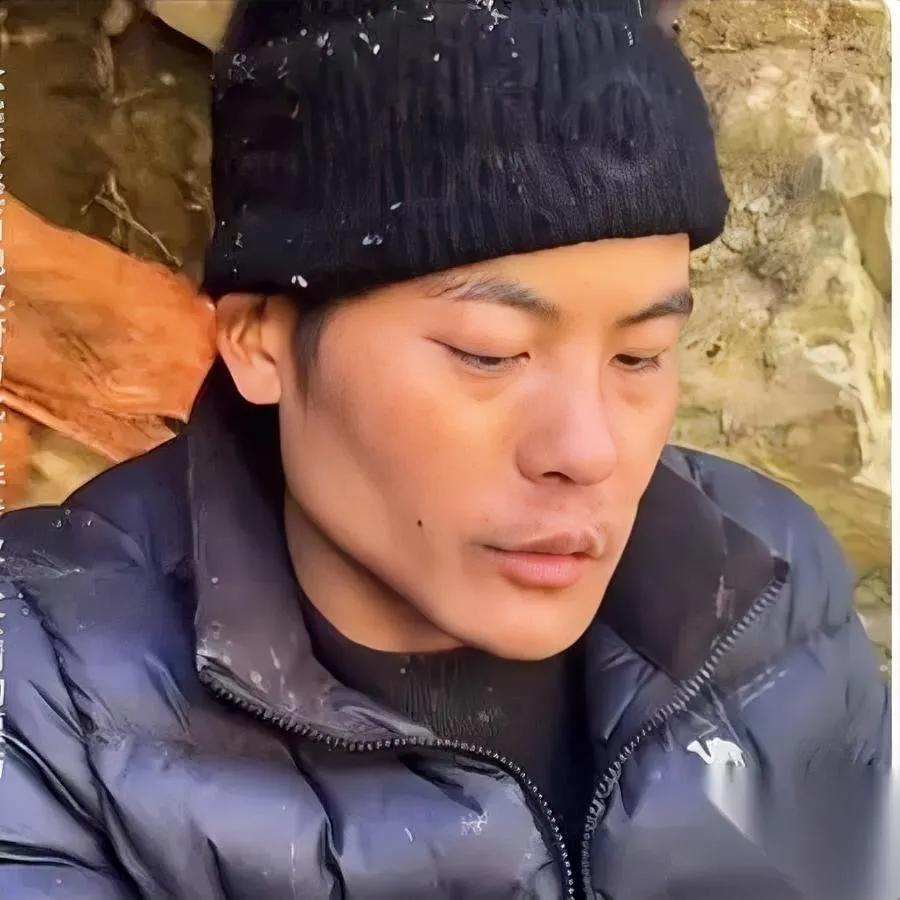 骆驼这次亏大了荒野求生节目组都傻了全栽在刀疤哥的“实诚话”上骆驼早早