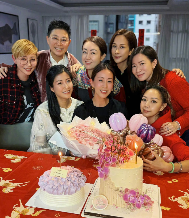 佘诗曼飞马来西亚为好友庆生，照片里面的八个人，除了佘诗曼，还有三个（左一、右一、