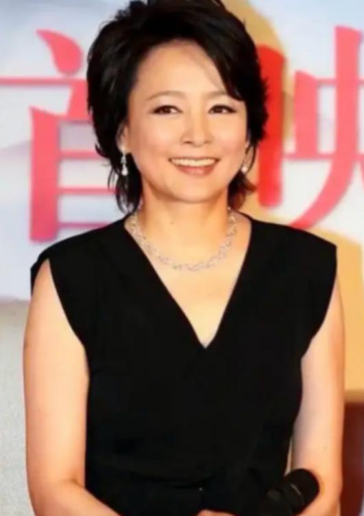 张瑜在采访里突然落泪，说这辈子最后悔的，就是错过了当年那个真心实意对她好的男人！