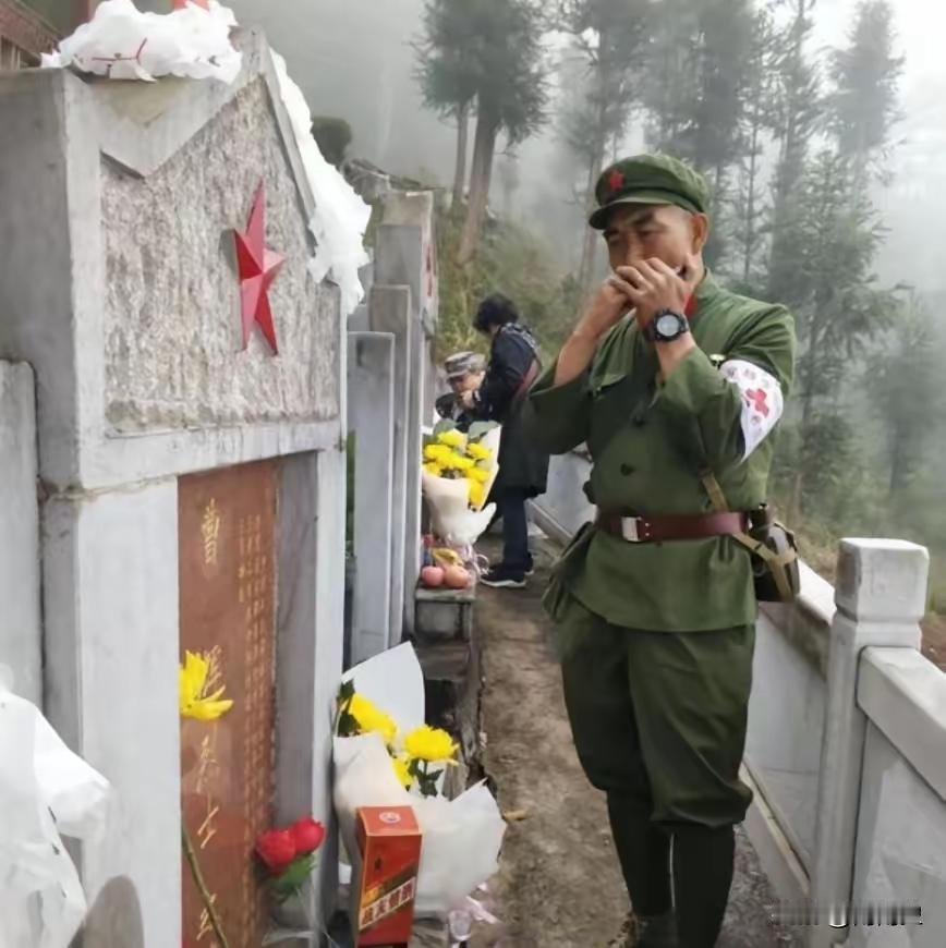 2019年，退休后的149师副师长曹从连，在云南屏边烈士陵园抚摸儿子曹辉的墓碑，