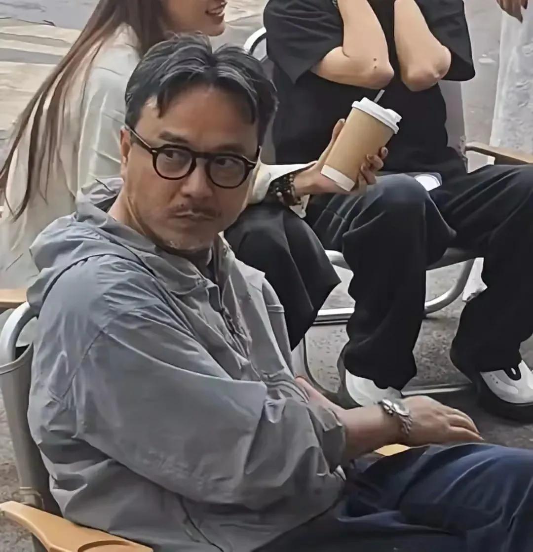 50多岁的汪涵带着30多岁的周笔畅逛街，这感觉就像爷孙两[笑着哭][笑着哭]汪涵