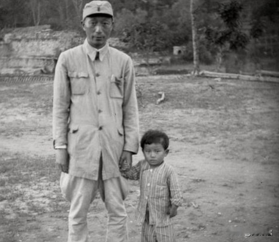 1980年，日本妇女美穗子来到人民大会堂与聂荣臻相见，她满含热泪道：‘父亲，我好