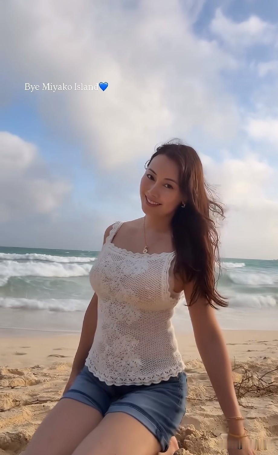 袁嘉敏海边度假生图曝光，状态惊艳全网，40+依旧抗老似少女近日，袁嘉敏晒出
