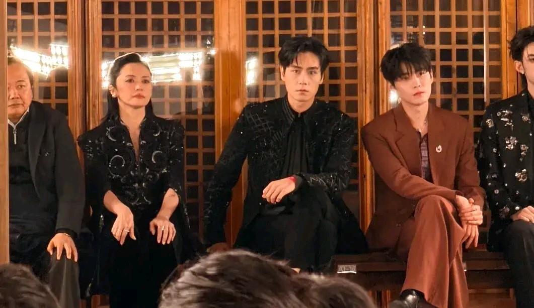 姚晨离婚后首露面！全程冷脸避嫌年轻男星，身形暴瘦状态引热议离婚风波刚落，又