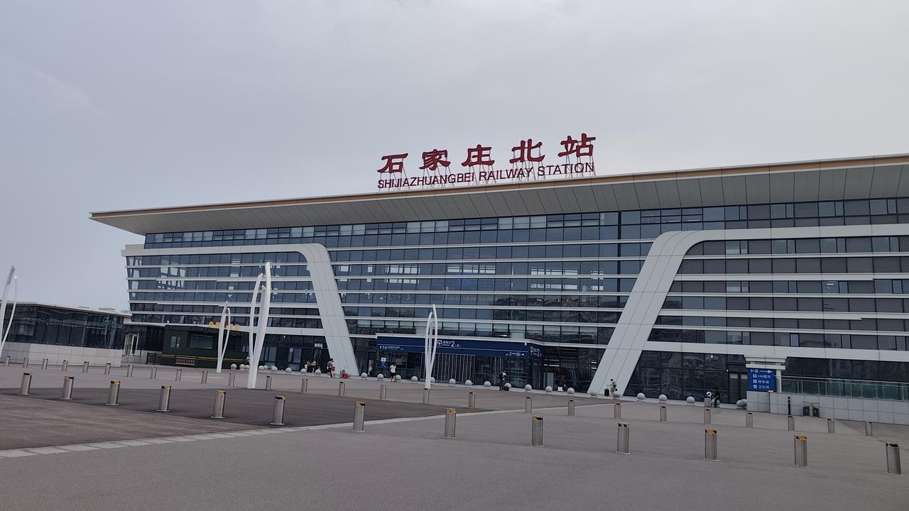 石家庄北站修好后，第一次到这里来。北广场上的长凳子有点意思，好像一整块大木头。两