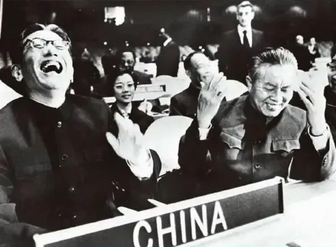 1971年中国重返联合国，有个国家跳出来死命反对！26年后风水轮流转，这个国家转