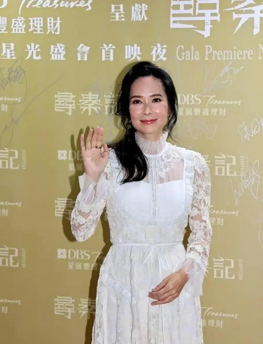 46岁港姐素颜翻车，全网却夸她真美镜头里，郭羡妮眉毛一高一低，粉底卡纹，眼