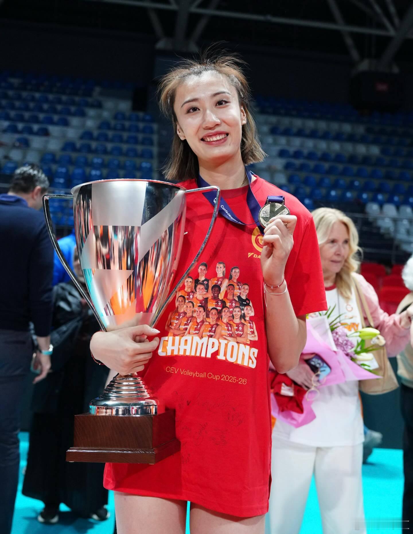 王媛媛国际排坛动态目前语言关是王媛媛面临的一个障碍，尤其是战术术语的转换战术术