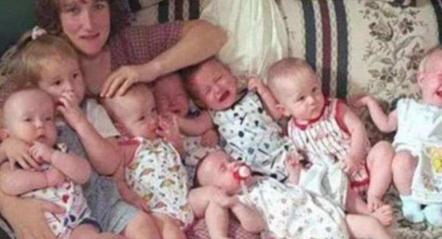 28年前轰动一时的七胞胎，今已长大成人，离开了曾经获赠的大别墅主角叫波比麦考伊